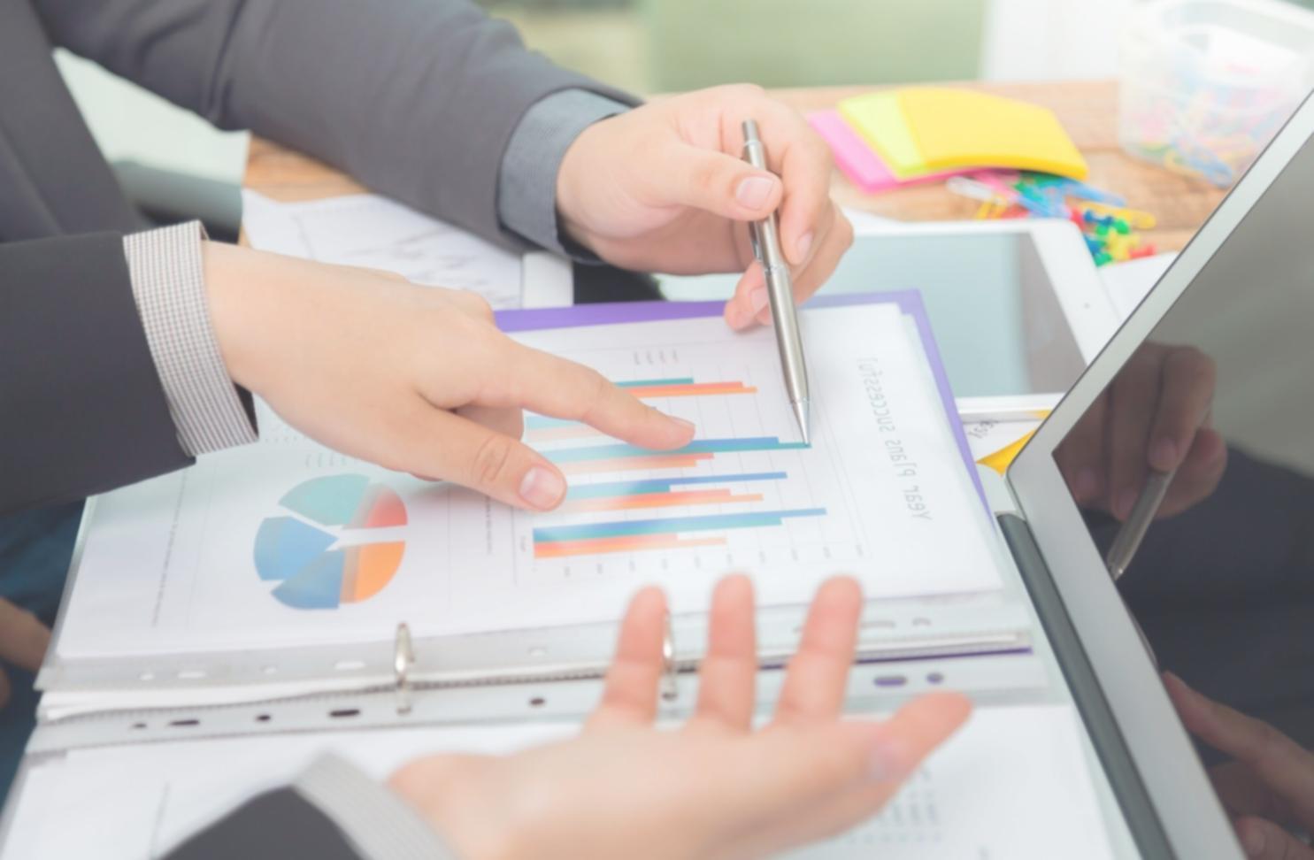 Équipe phorandiluxe collaborant sur l'innovation financière